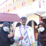 DUTA SEKOLAH: Dari kiri, Nurul Isnina, Kepala SMK PK Islamic Village Karawaci Mukhasin, dan Sunarti berfoto di sekolah.