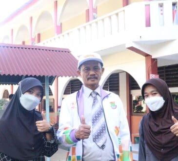 DUTA SEKOLAH: Dari kiri, Nurul Isnina, Kepala SMK PK Islamic Village Karawaci Mukhasin, dan Sunarti berfoto di sekolah.