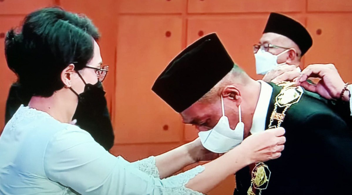 POSISI BARU: Rektor Universitas Cendrawasih, Oscar Oswald O. Wambrauw salah seorang dari sembilan pejabat di lingkungan Kemendikbudristek yang dilantik.