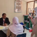 PROSES AKREDITASI: Kepala SMK PK Islamic Village Mukhasin memberikan keterangan kepada tim redaksi Voksil.com terkait proses akreditasi yang dilakukan BAN-SM.