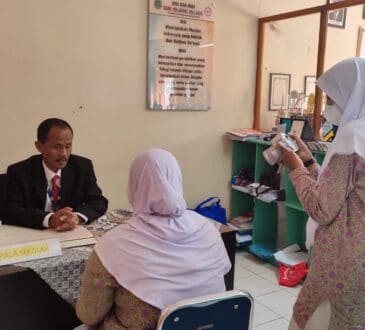 PROSES AKREDITASI: Kepala SMK PK Islamic Village Mukhasin memberikan keterangan kepada tim redaksi Voksil.com terkait proses akreditasi yang dilakukan BAN-SM.