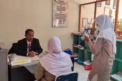 PROSES AKREDITASI: Kepala SMK PK Islamic Village Mukhasin memberikan keterangan kepada tim redaksi Voksil.com terkait proses akreditasi yang dilakukan BAN-SM.