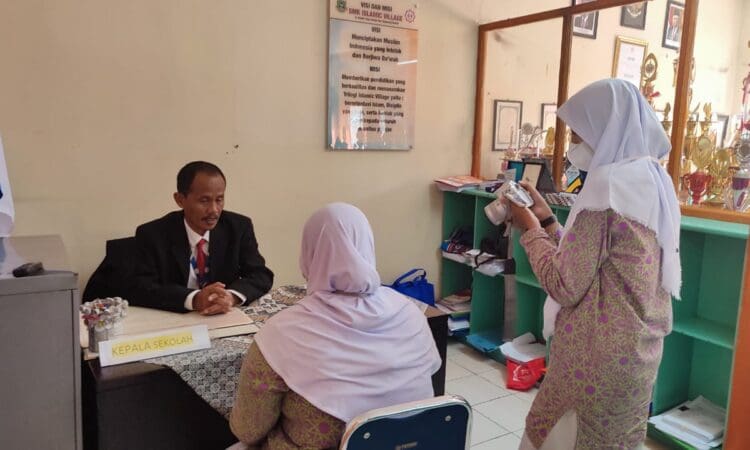 PROSES AKREDITASI: Kepala SMK PK Islamic Village Mukhasin memberikan keterangan kepada tim redaksi Voksil.com terkait proses akreditasi yang dilakukan BAN-SM.