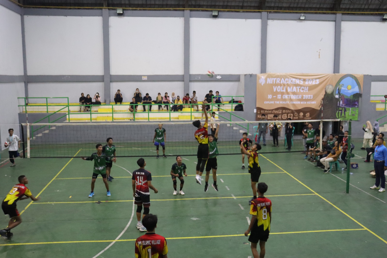 WhatsApp Image 2023 10 16 at 23.38.44 1144662a TIM BOLA VOLI SMK ISVIL MENANGKAN KOMPETISI NITRACKERS 2023