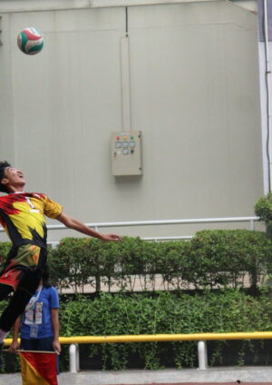 Foto :Bintang Wildan Semangat : Lintang Kapten Voli dari SMK Islamic Village melakukan Smah pada pertandingan Voli