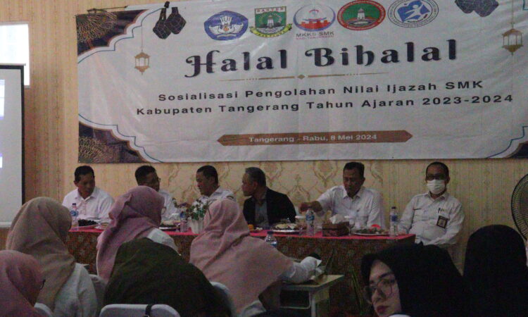 Foto : Agnes Patricia Halal Bihalal Kepala SMK : Kepala SMK Kab. Tangerang bersama Pengawas dan Koordinator Dinas membahas mengani penulisan Ijazah SMK
