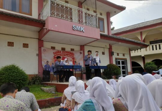 WhatsApp Image 2024 11 26 at 20.22.16 1960b326 Menguji Calon Ketua-Wakil Ketua OSIS SMK Islamic Village Dalam Debat